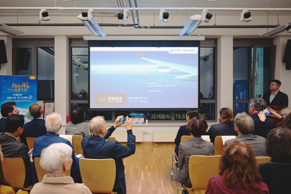 附图2:海南航空维也纳办事处总经理进行航线推介