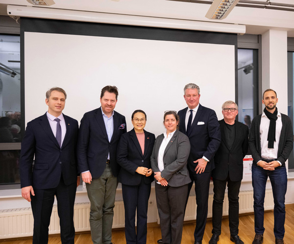 附图3:与会嘉宾现场合影留念