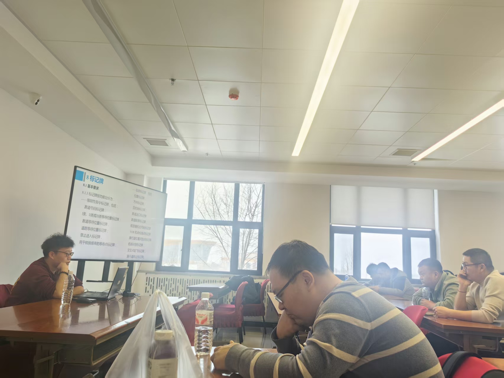 苦练内功强本领护航安全保运行乌鲁木齐天山国际机场飞行区管理部开展目视助航设施专项培训(图2)