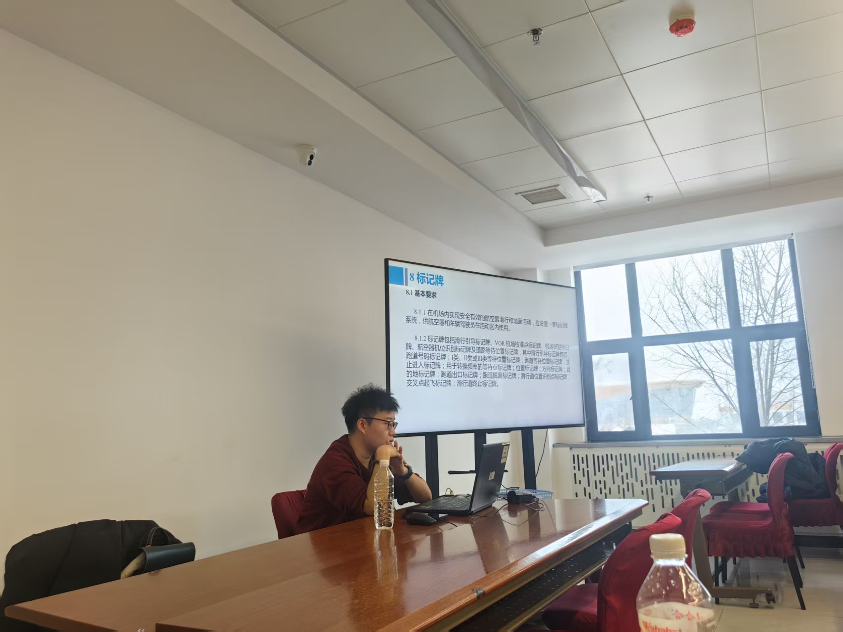 苦练内功强本领护航安全保运行乌鲁木齐天山国际机场飞行区管理部开展目视助航设施专项培训(图1)